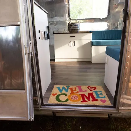 캠프장 Luxury Vintage Airstream Rv/caravan Retro Charm Meets Comfort *