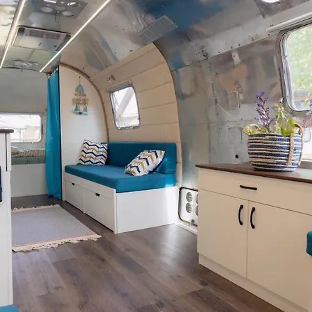 Luxury Vintage Airstream Rv/caravan Retro Charm Meets Comfort キャンプ場