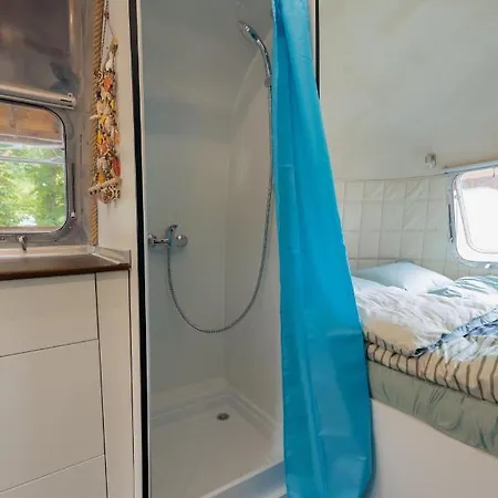 Luxury Vintage Airstream Rv/caravan Retro Charm Meets Comfort キャンプ場