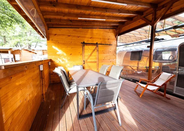 Къмпинг Luxury Vintage Airstream Rv/caravan Retro Charm Meets Comfort *