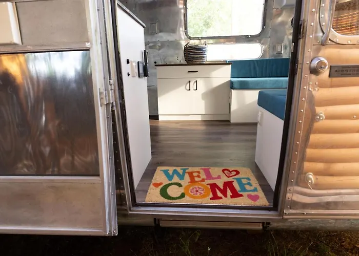 Къмпинг Luxury Vintage Airstream Rv/caravan Retro Charm Meets Comfort *