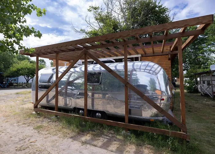 Luxury Vintage Airstream Rv/caravan Retro Charm Meets Comfort Къмпинг Китен