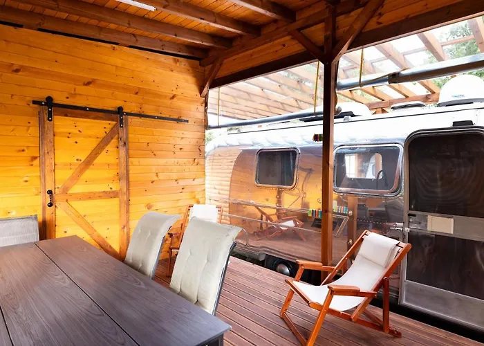 Luxury Vintage Airstream Rv/caravan Retro Charm Meets Comfort Китен