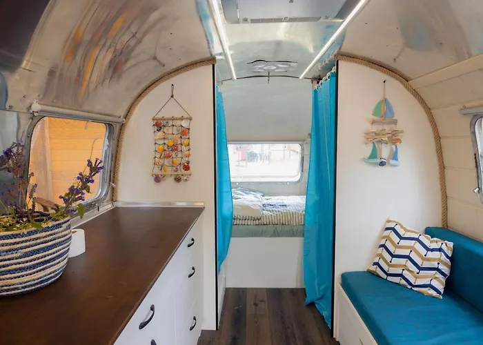 Къмпинг Luxury Vintage Airstream Rv/caravan Retro Charm Meets Comfort Китен