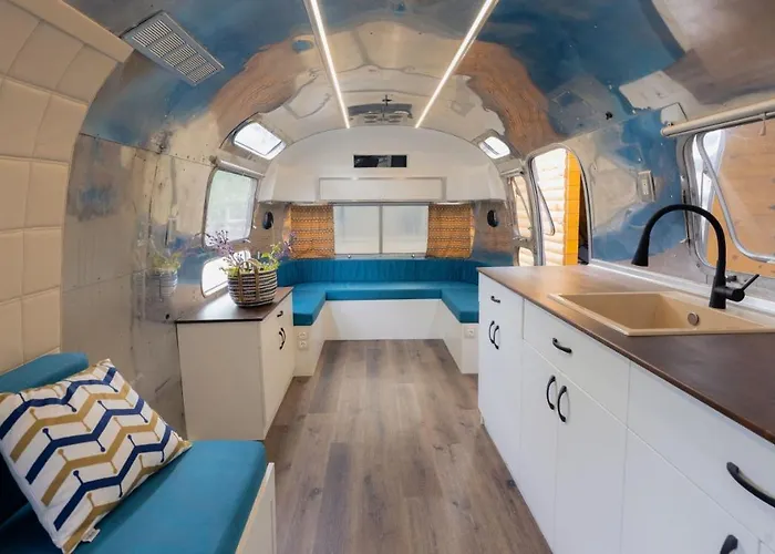 Къмпинг Luxury Vintage Airstream Rv/caravan Retro Charm Meets Comfort