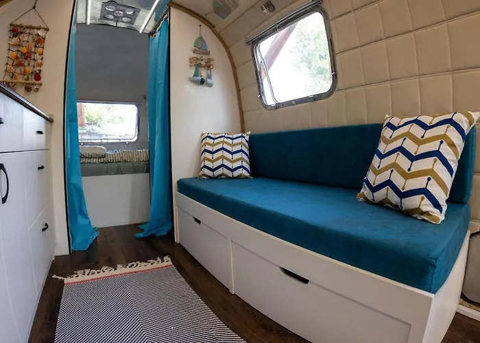 Luxury Vintage Airstream Rv/caravan Retro Charm Meets Comfort Китен